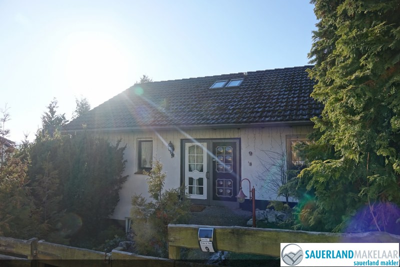 VERKOCHT Rustig gelegen, vrijstaand huis met prachtig uitzicht 0