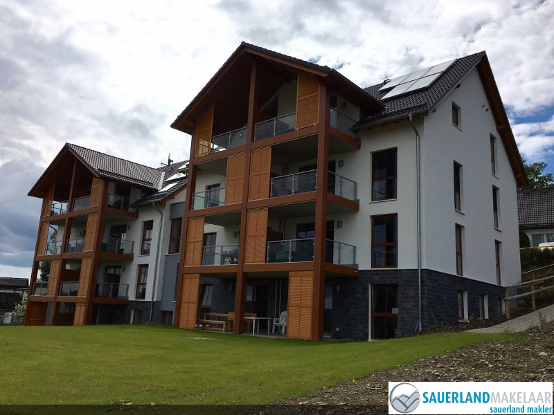 VERKOCHT Nagenoeg nieuw penthousepisteappartement Neuastenberg 0
