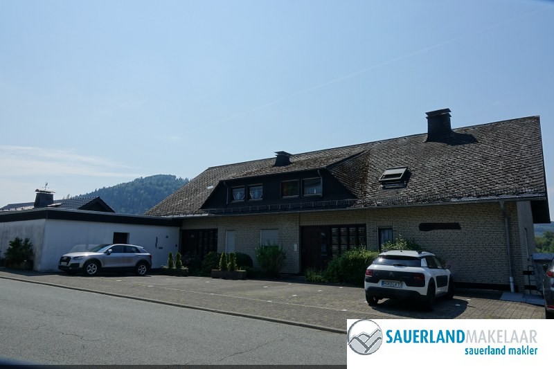 Ruim 3 kamerappartement in Niedersfeld met tuin en balkon 0