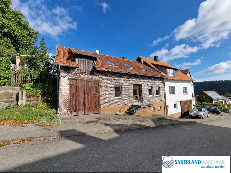 Groot woonhuis, verdeeld over 4 woningen in Stormbruch 0