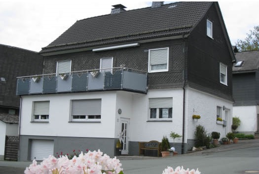In Hildfeld gelegen woonhuis met balkon 0