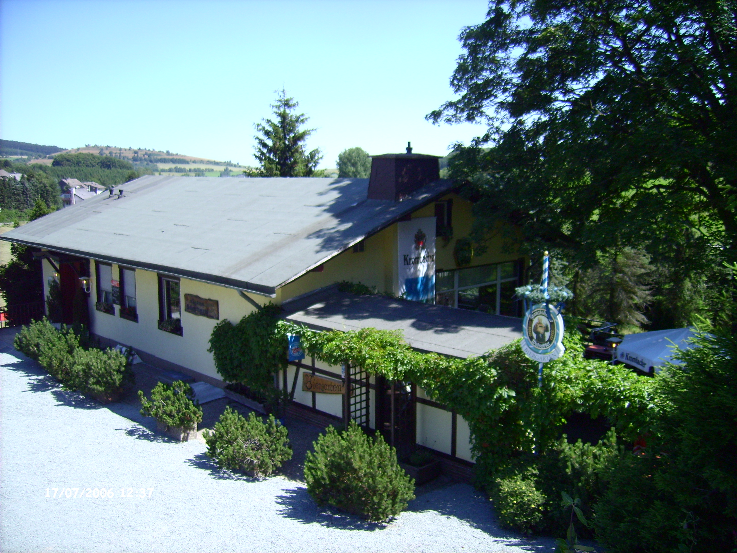 Restaurant met prachtig uitzicht, terras en woning, in Usseln 0