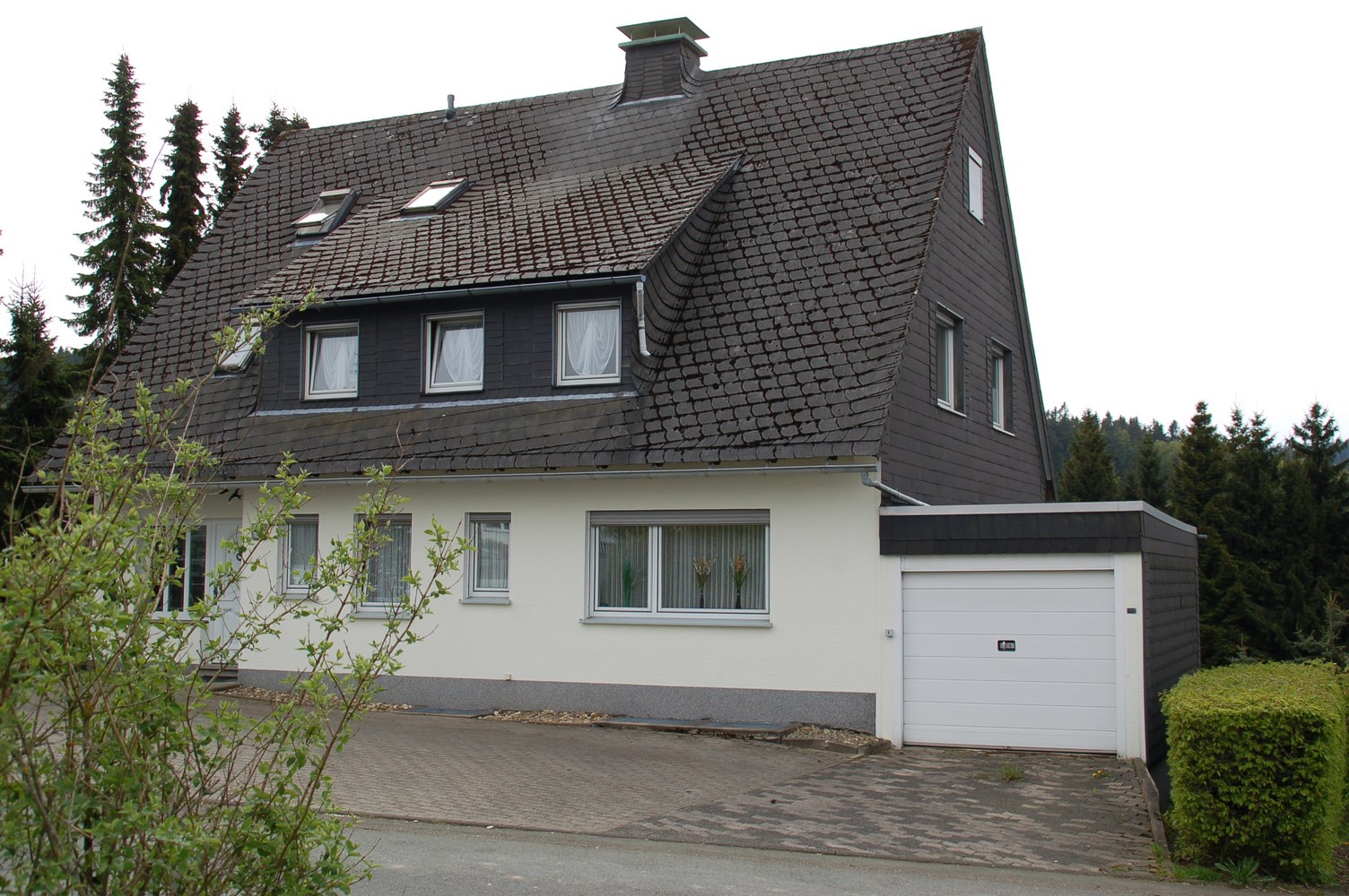 Vrijstaand huis, 3 garages, ruim balkon en grote tuin 0