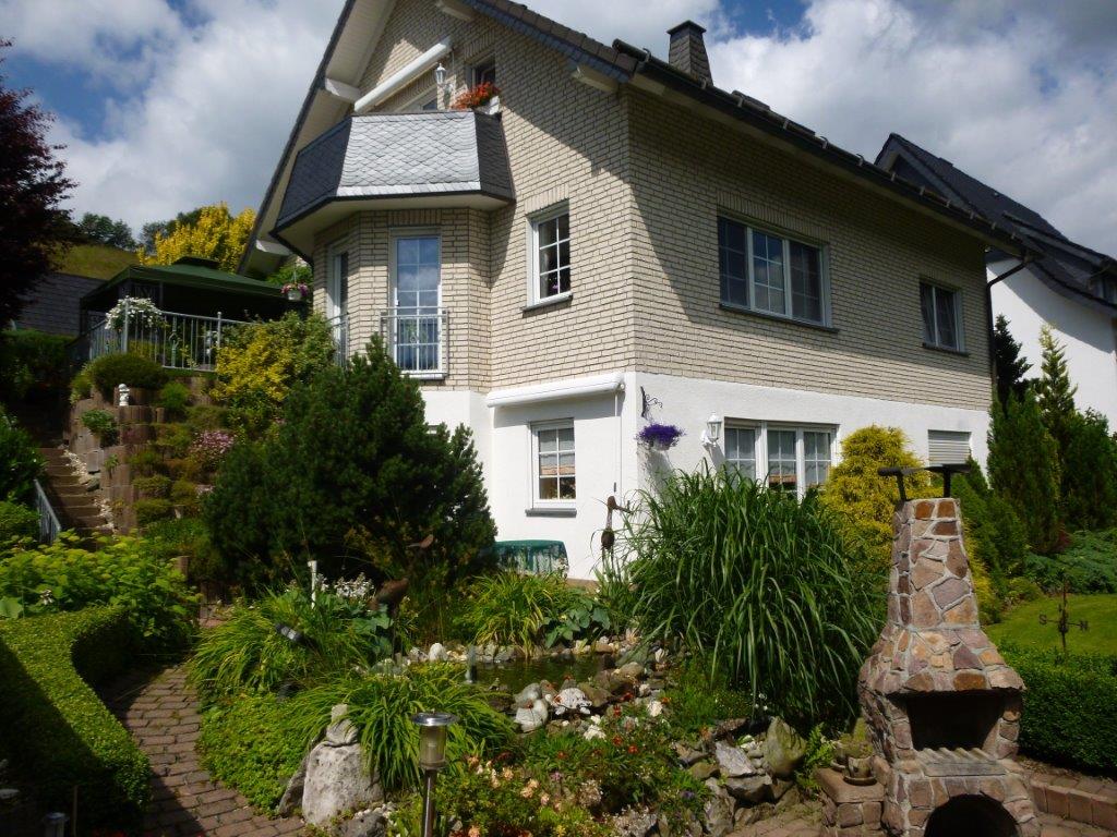 Woonhuis met grote tuin en 2 appartementen in Bruchhausen  0