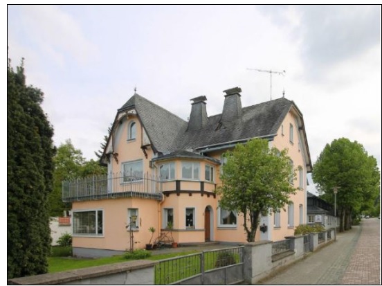 Ruim pand met historie en 3 appartementen in Usseln 0
