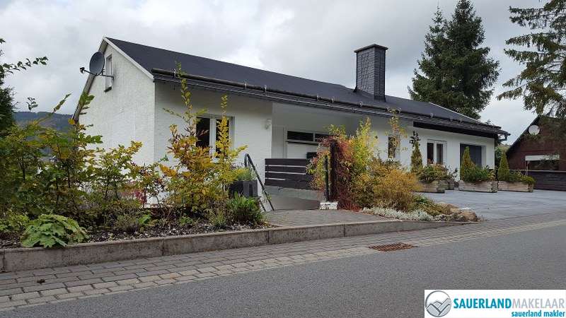 VERKOCHT Ruim 4 kamerappartement met prachtig uitzicht in Schwalefeld 0