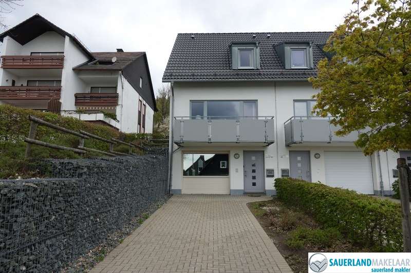 VERKOCHT Modern, ruim en nabij piste gelegen woning in Neuastenberg 0