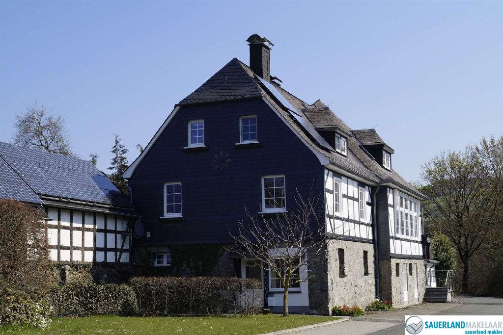 VERKOCHT Prachtig gelegen woonhuis met appartement en grote tuin 0