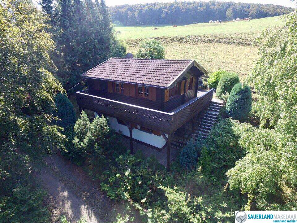 VERKOCHT Vrijstaand huis met prachtig uitzicht in Ottlar 0
