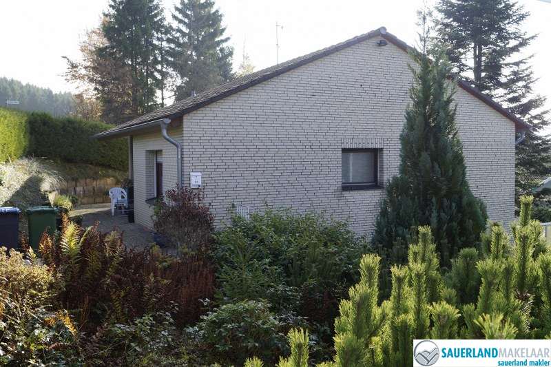 VERKOCHT Rustig gelegen, vrijstaand woonhuis met garage 0