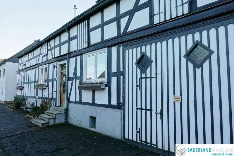 VERKOCHT Gedeelteijk gerenoveerd vakwerkhuis in Medebach 1