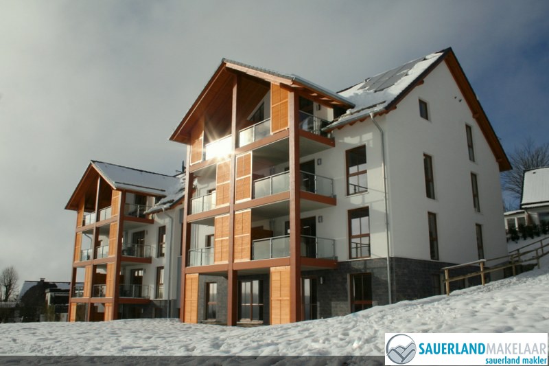 VERKOCHT Nagenoeg nieuw penthousepisteappartement Neuastenberg 1