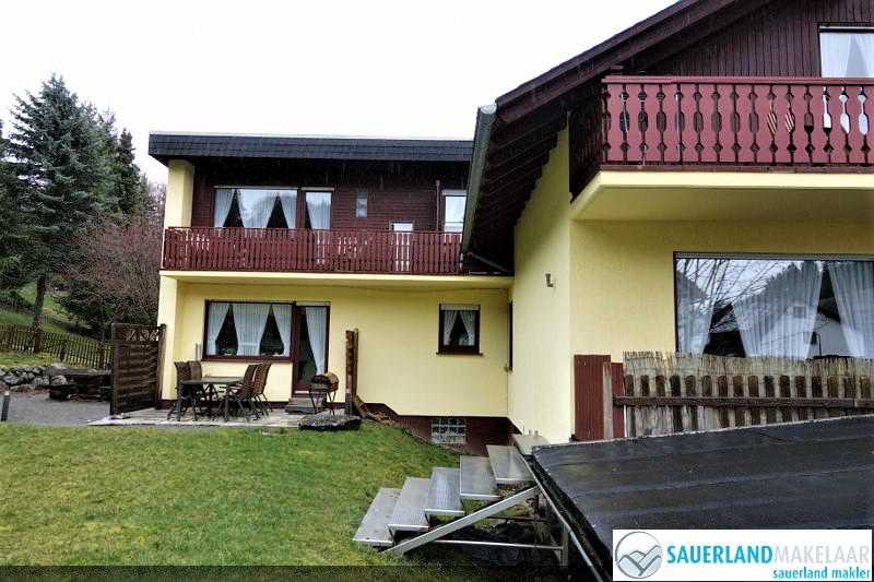 VERKOCHT Ruim 5 kamerappartement Schwalefeld 1