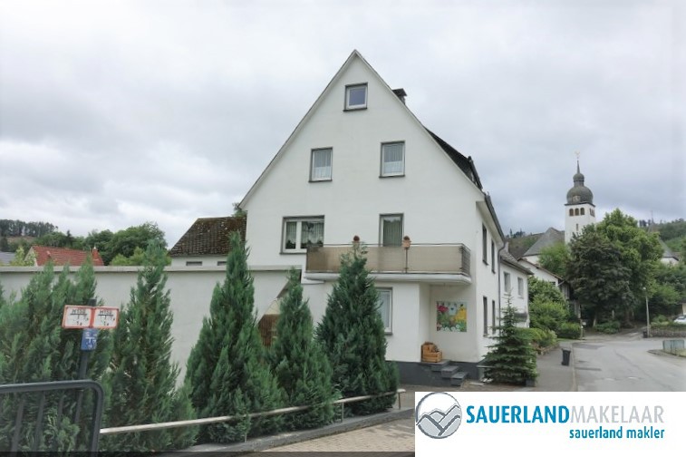 Vrijstaand huis met 3 appartementen, 3 garages, tuin in Brilon H 1