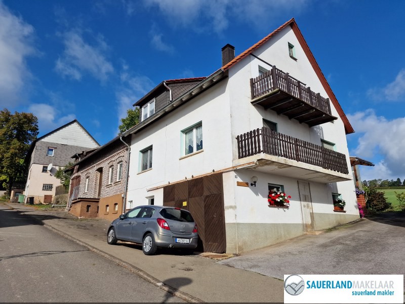 Groot woonhuis, verdeeld over 4 woningen in Stormbruch 1