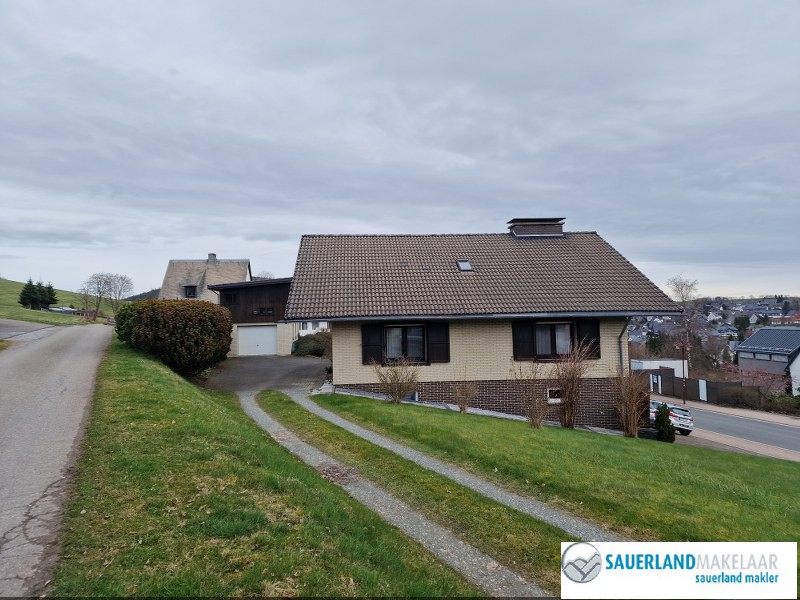 Midden in Usseln gelegen, vrijstaand huis met bijgebouw 1