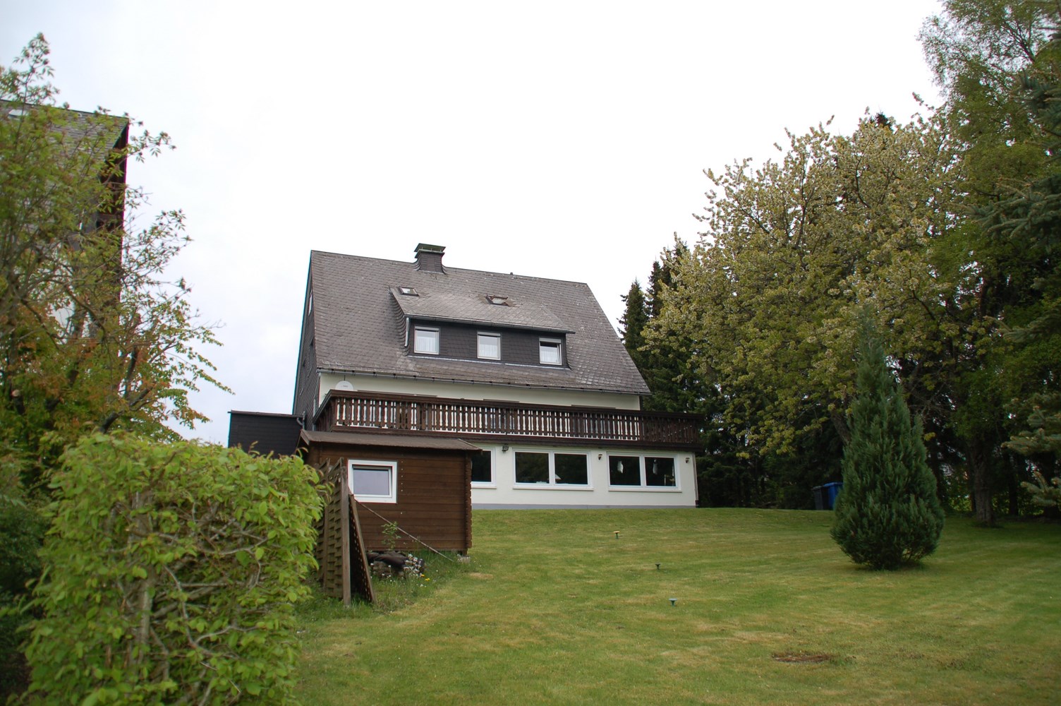 Vrijstaand huis, 3 garages, ruim balkon en grote tuin 1