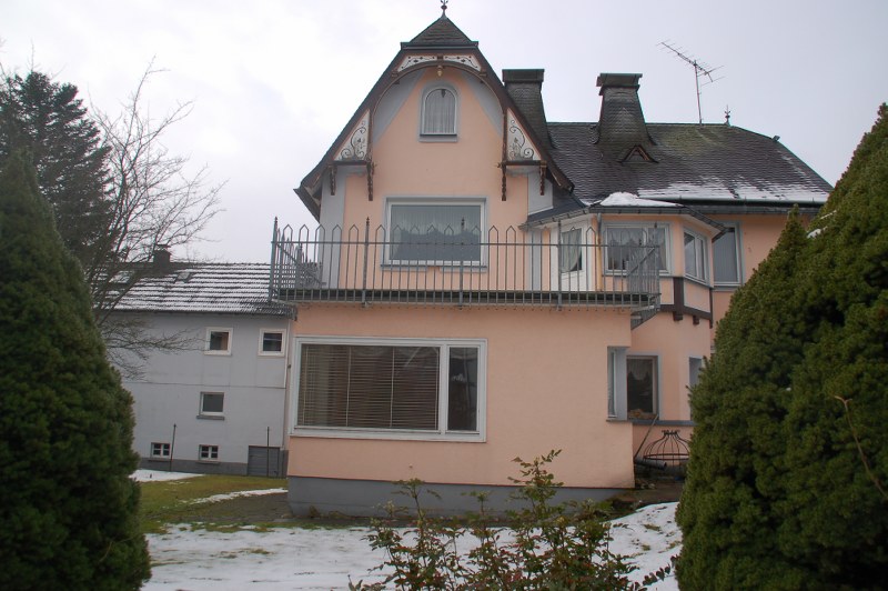 Ruim pand met historie en 3 appartementen in Usseln 1