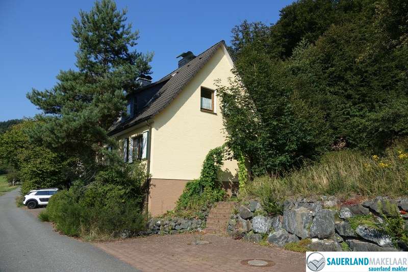 VEKOCHT prachtig, vrijstaand huis met uitzicht in Düdinghausen 1