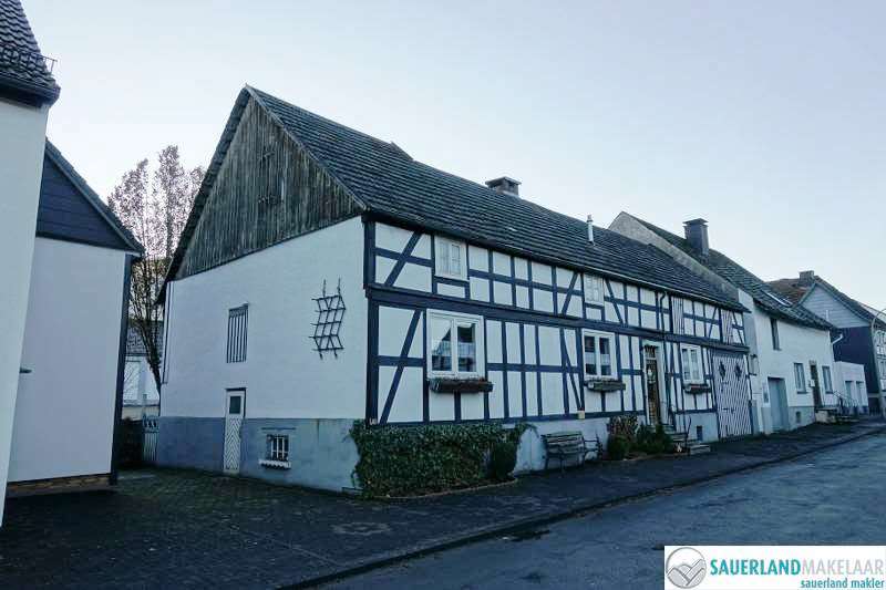 VERKOCHT Gedeelteijk gerenoveerd vakwerkhuis in Medebach 2