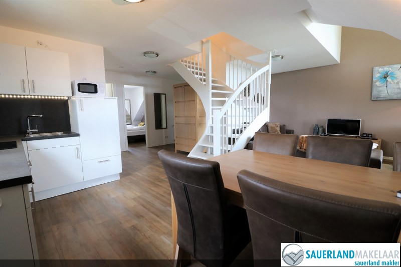 VERKOCHT Nagenoeg nieuw penthousepisteappartement Neuastenberg 2