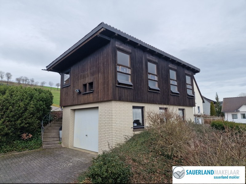 Midden in Usseln gelegen, vrijstaand huis met bijgebouw 2
