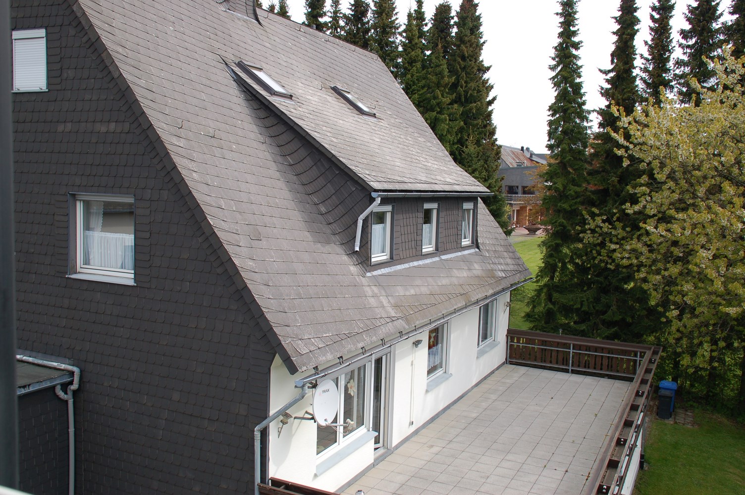 Vrijstaand huis, 3 garages, ruim balkon en grote tuin 2