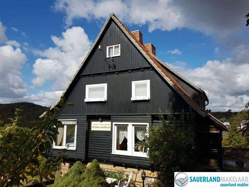 VERKOCHT huis met appartementen en dubbele garage 2