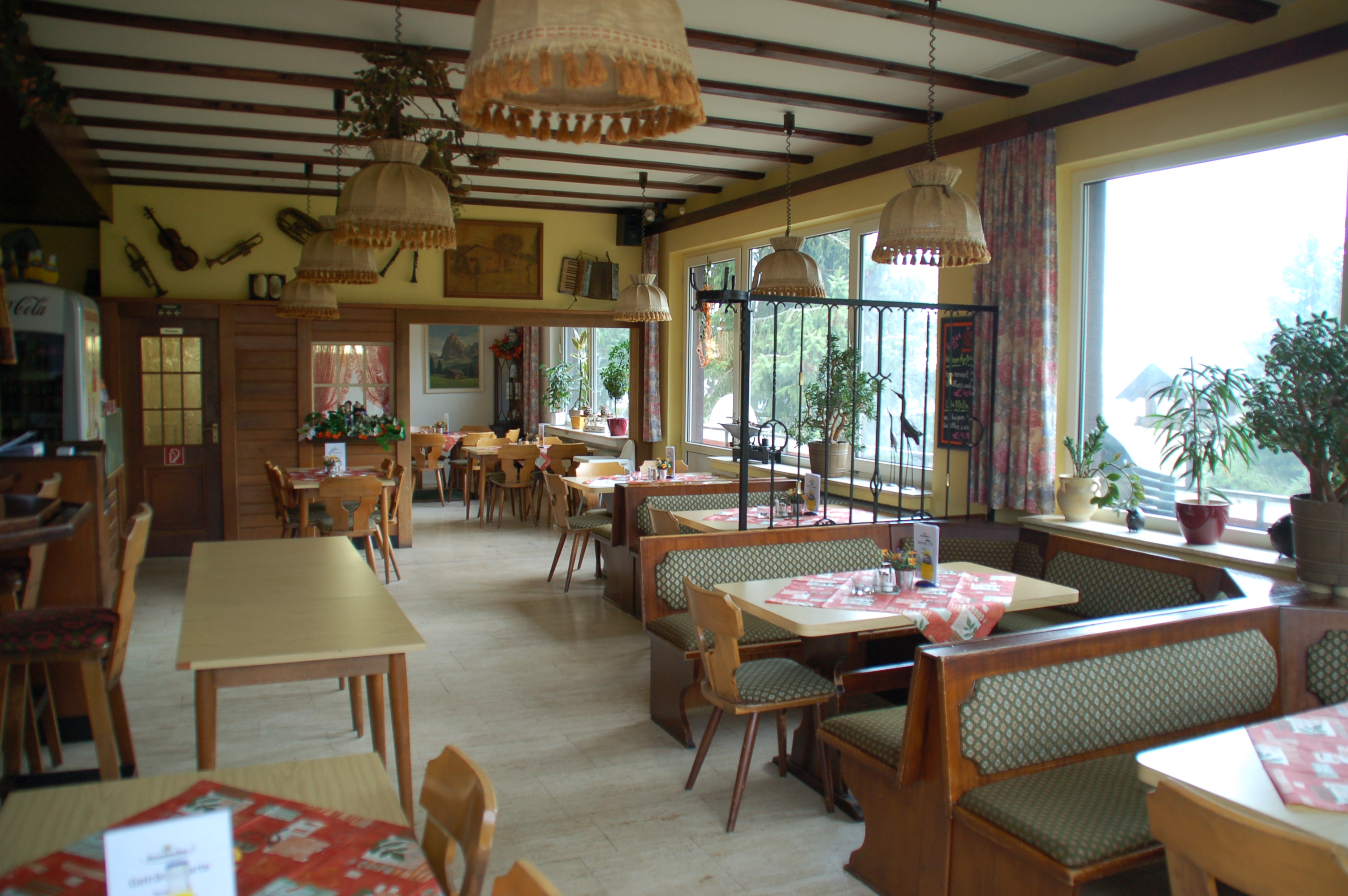Restaurant met prachtig uitzicht, terras en woning, in Usseln 3