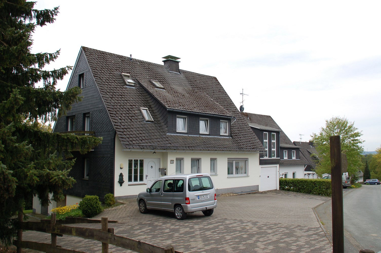 Vrijstaand huis, 3 garages, ruim balkon en grote tuin 3