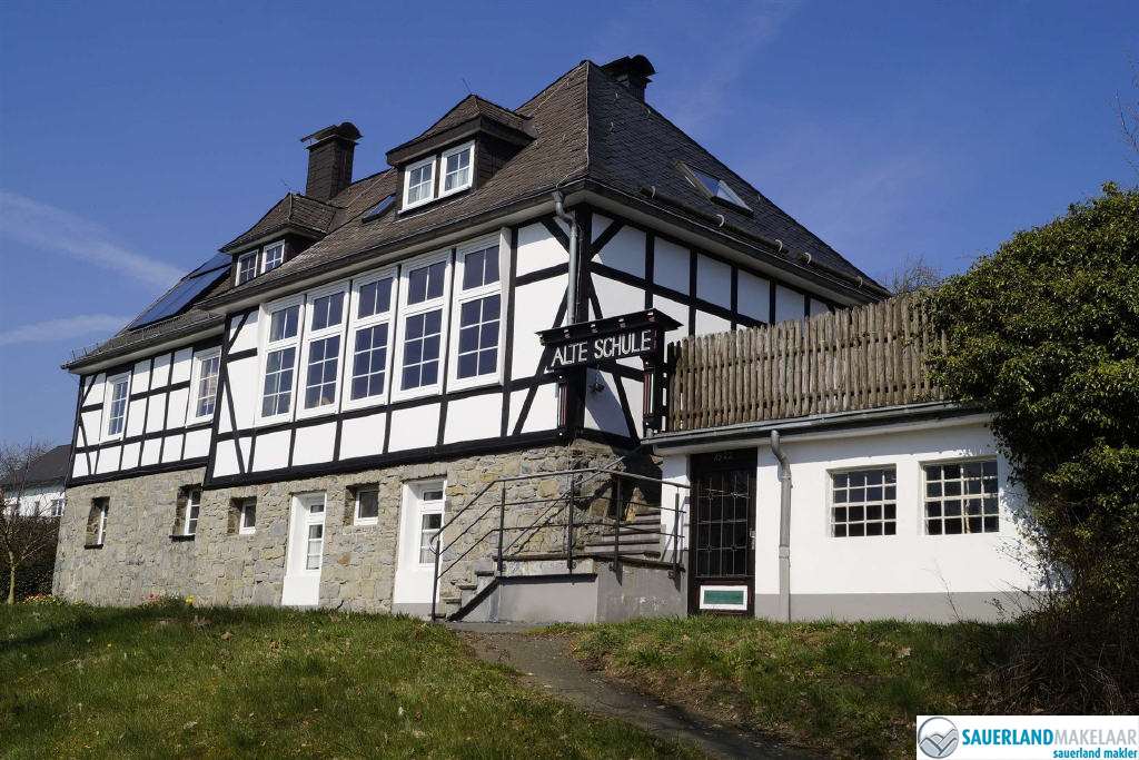 VERKOCHT Prachtig gelegen woonhuis met appartement en grote tuin 3