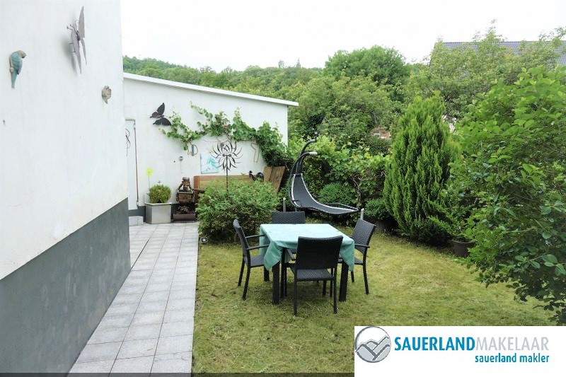 Vrijstaand huis met 3 appartementen, 3 garages, tuin in Brilon H 4