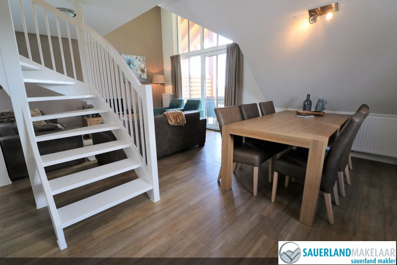 VERKOCHT Nagenoeg nieuw penthousepisteappartement Neuastenberg 5