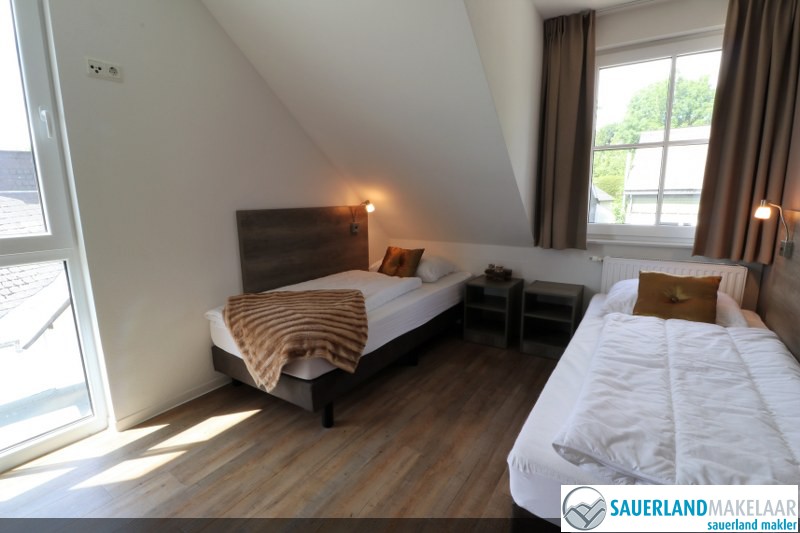 VERKOCHT Nagenoeg nieuw penthousepisteappartement Neuastenberg 7