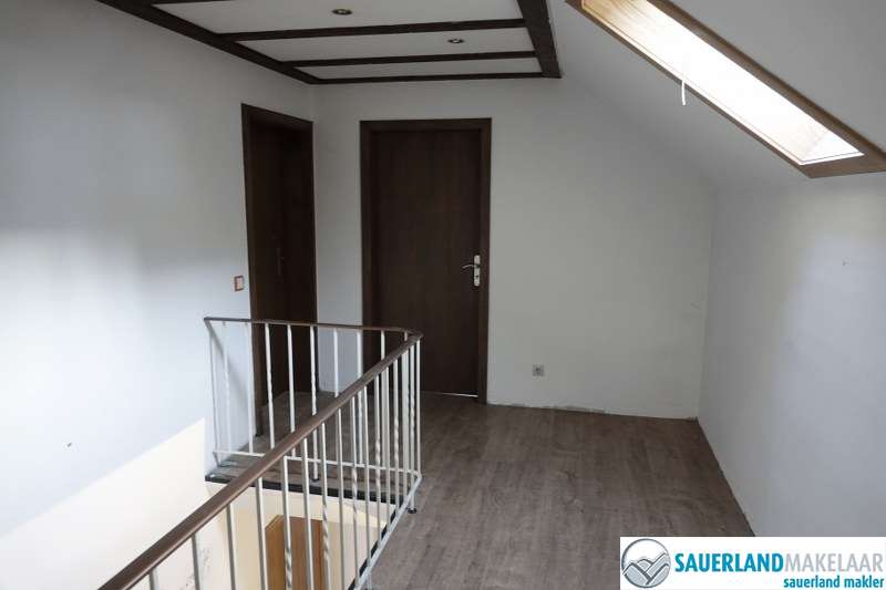 Vrijstaand huis met verhuurd appartement in Niedersfeld 6