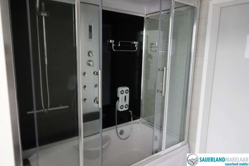 VERKOCHT Modern, ruim en nabij piste gelegen woning in Neuastenberg 7
