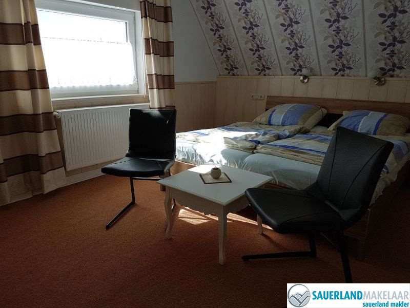 VERKOCHT huis met appartementen en dubbele garage 8