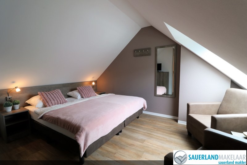 VERKOCHT Nagenoeg nieuw penthousepisteappartement Neuastenberg 10