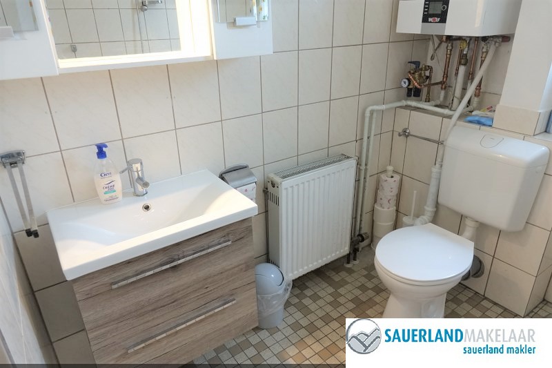 Vrijstaand huis met 3 appartementen, 3 garages, tuin in Brilon H 10