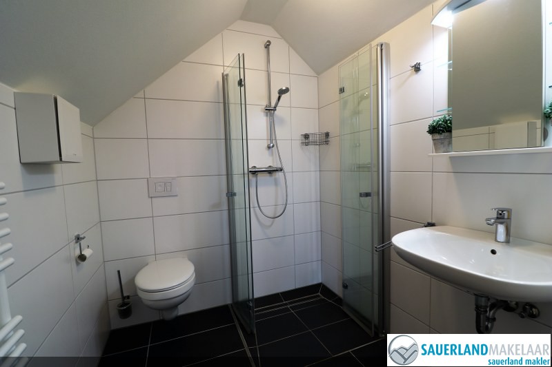 VERKOCHT Nagenoeg nieuw penthousepisteappartement Neuastenberg 11