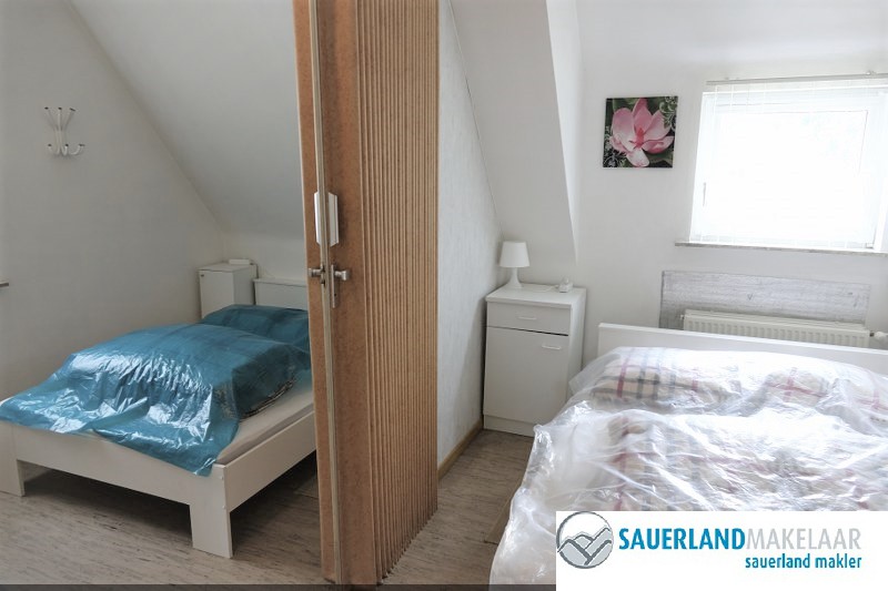 Vrijstaand huis met 3 appartementen, 3 garages, tuin in Brilon H 11