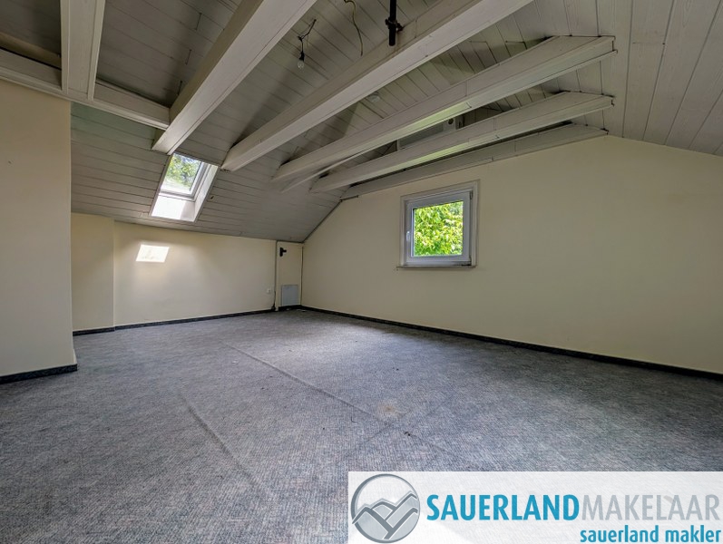 Eensgezinswoning op 907 m² bouwgrond – veel potentieel op slecht 11