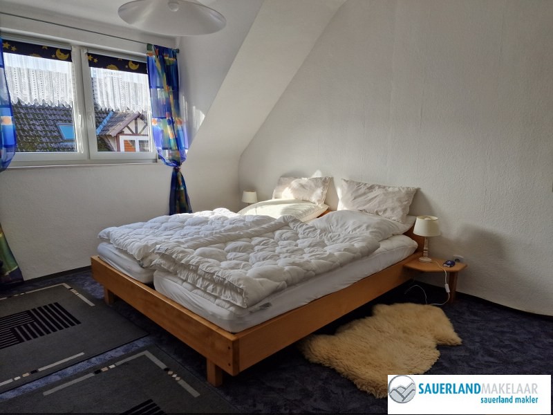 Groot woonhuis, verdeeld over 4 woningen in Stormbruch 12