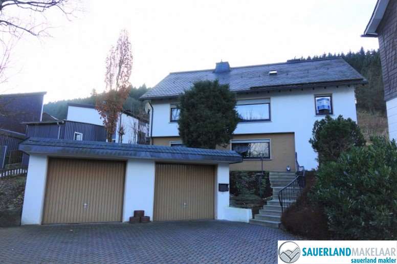 Vrijstaand huis met verhuurd appartement in Niedersfeld 11