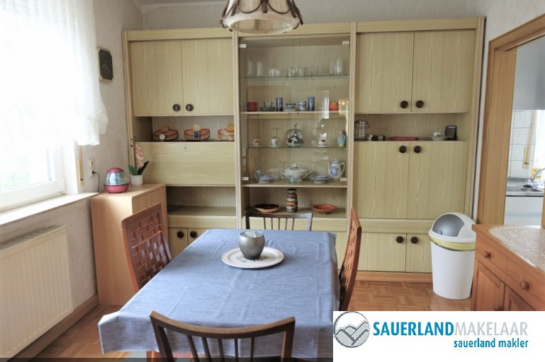 Vrijstaand huis met 3 appartementen, 3 garages, tuin in Brilon H 13