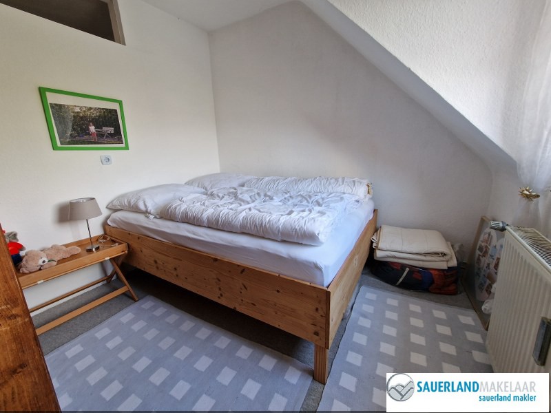 Groot woonhuis, verdeeld over 4 woningen in Stormbruch 14
