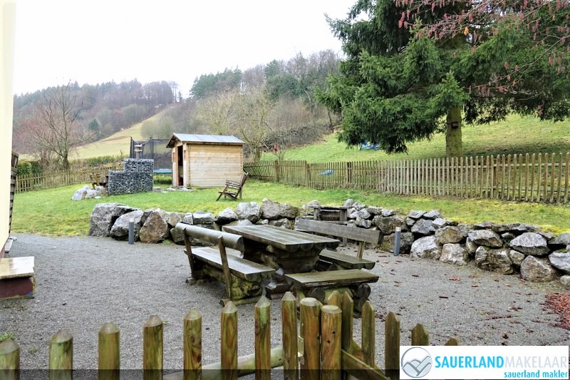 VERKOCHT Ruim 5 kamerappartement Schwalefeld 15