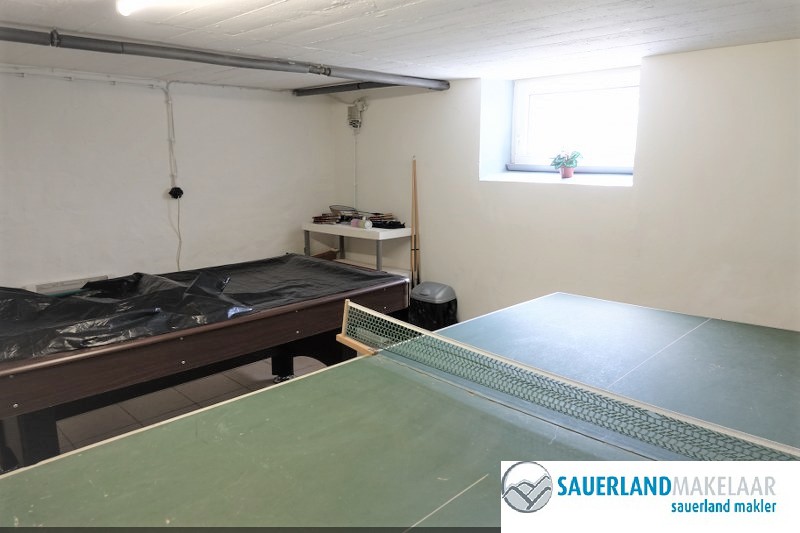 Vrijstaand huis met 3 appartementen, 3 garages, tuin in Brilon H 15