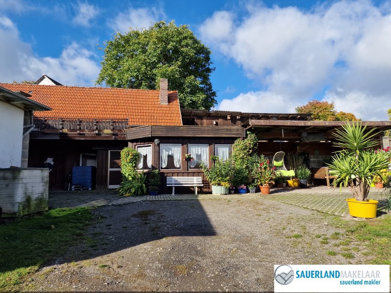 Groot woonhuis, verdeeld over 4 woningen in Stormbruch 15