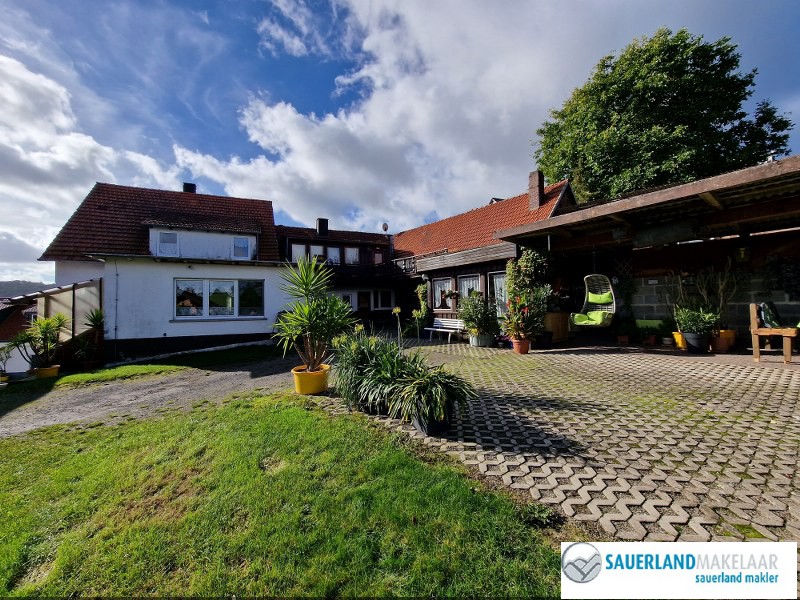 Groot woonhuis, verdeeld over 4 woningen in Stormbruch 16